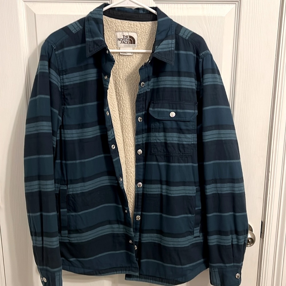 Men’s The North Face Sherpa-lined shacket with pockets.